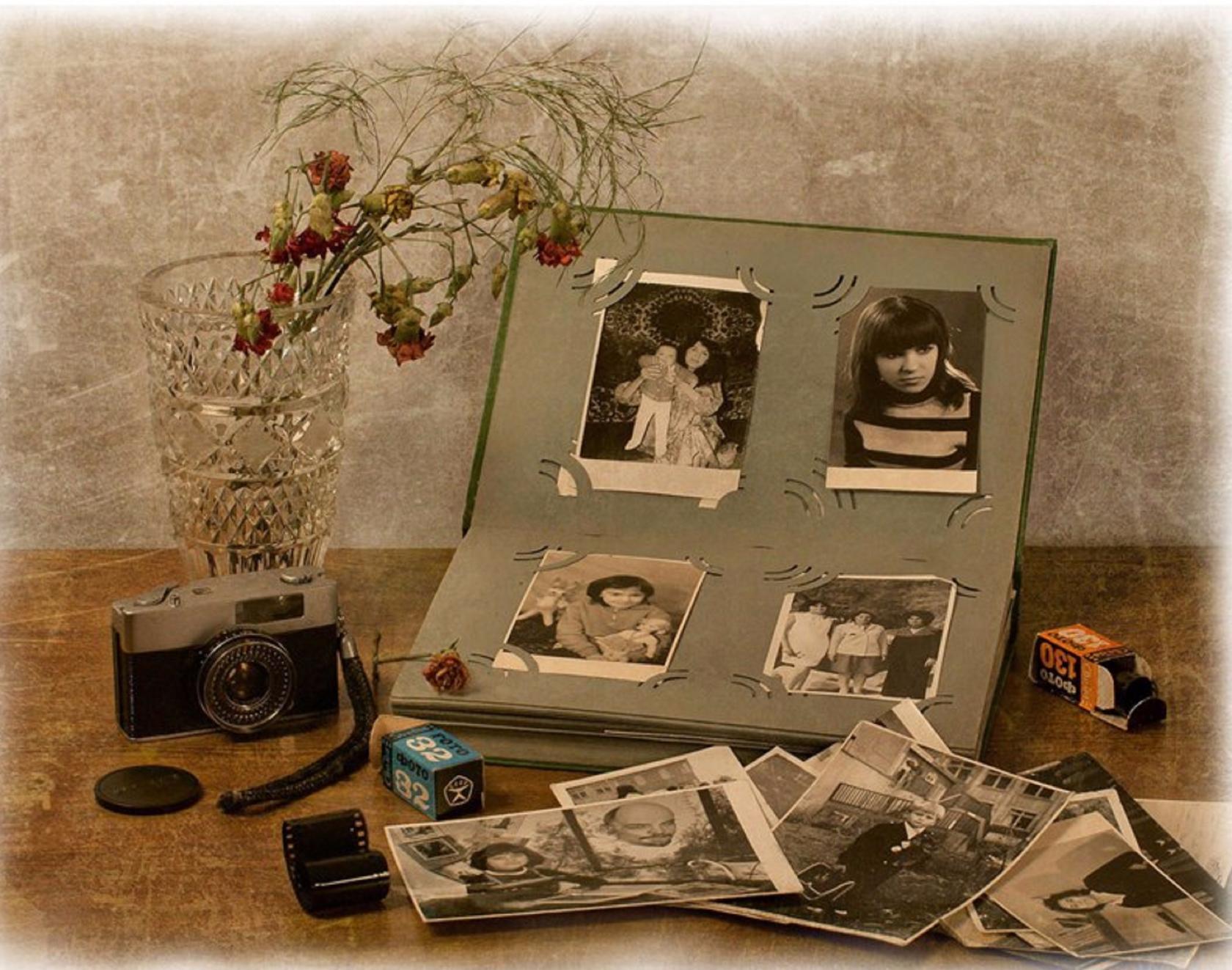 Воспоминания о жизни в 20 30 годы. Старый фотоальбом. Старый семейный альбом. Старый семейный фотоальбом. Старинный семейный фотоальбом.